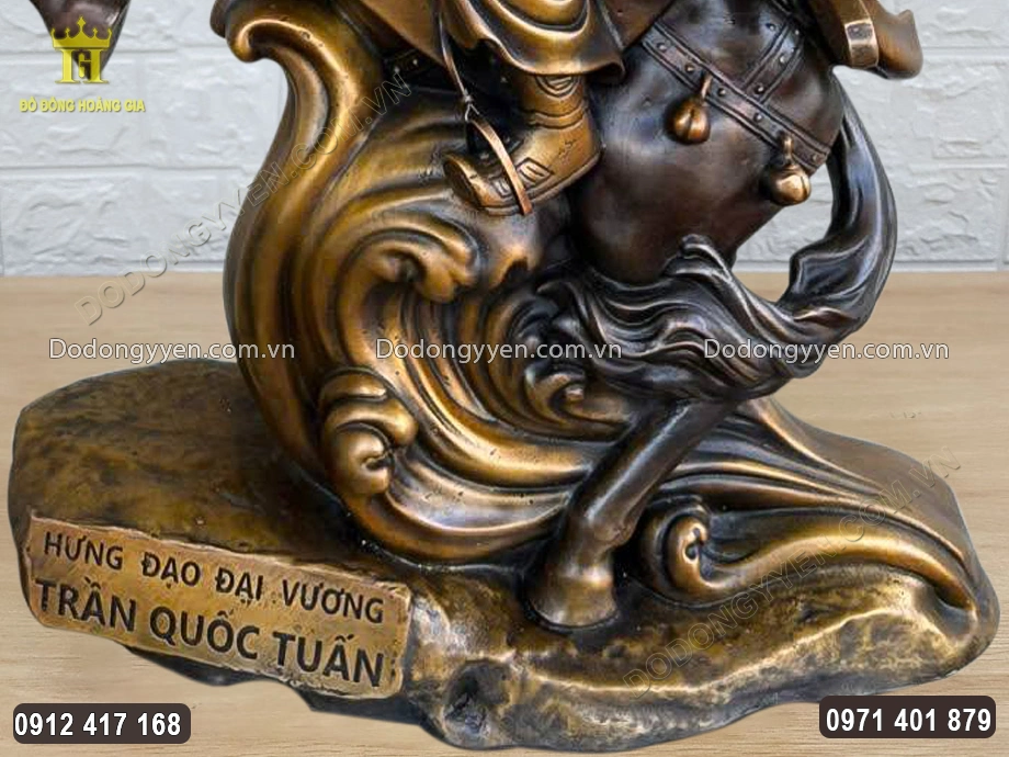 T&ecirc;n Ng&agrave;i được chạm khắc in hoa sắc n&eacute;t
